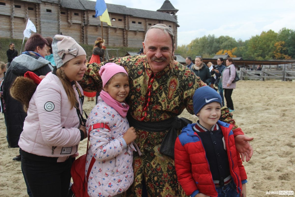 «Вольтаж», «Стійка», «Піраміда»: кінні каскадери України підкорюють «Київську Русь»