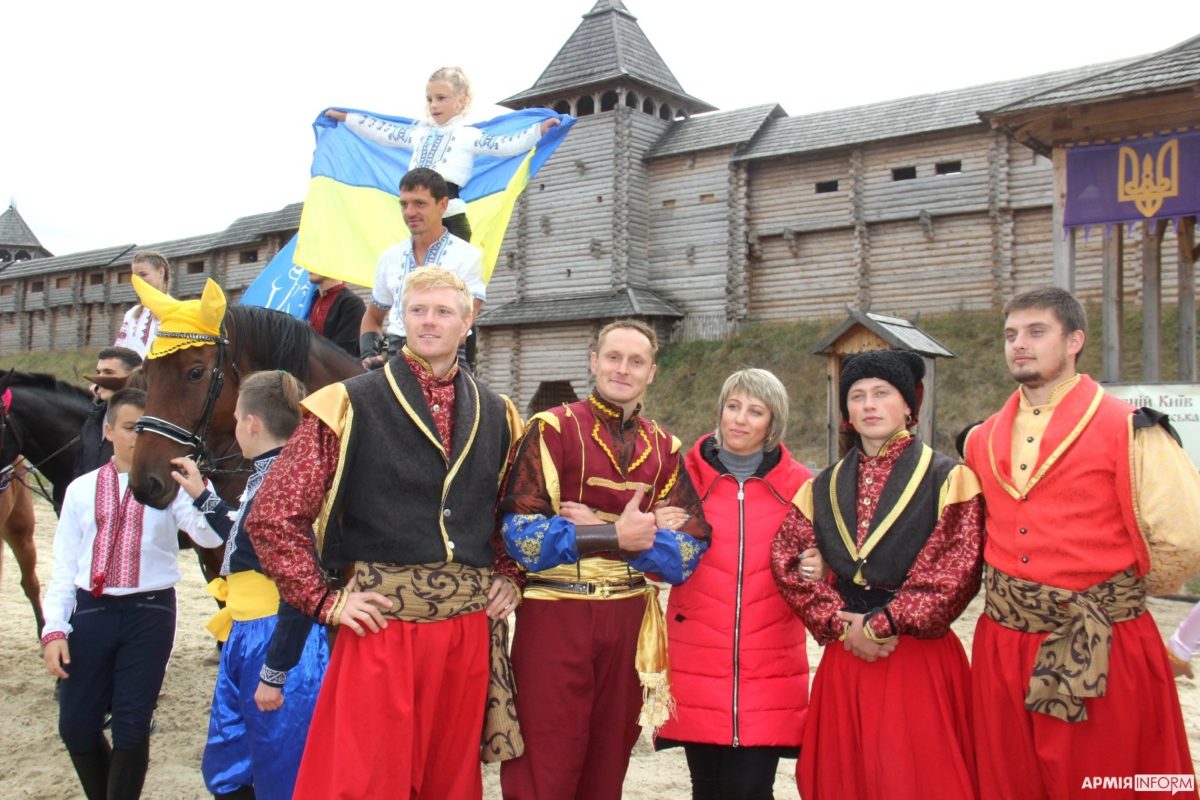 «Вольтаж», «Стійка», «Піраміда»: кінні каскадери України підкорюють «Київську Русь»
