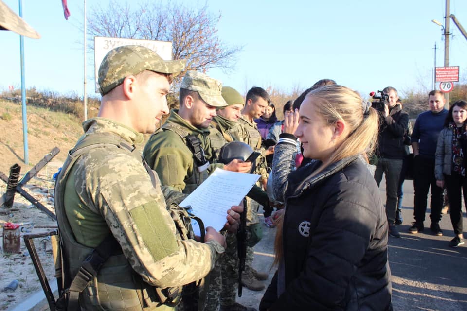Школярі з Харківщини у прифронтовій Авдіївці провідали свою рідну бригаду