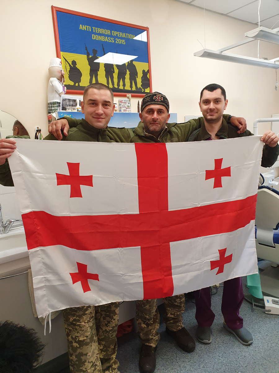Для того, щоб «гризти» ворога, у воїна мають бути здорові зуби