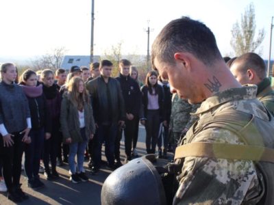 Школярі з Харківщини у прифронтовій Авдіївці провідали свою рідну бригаду  