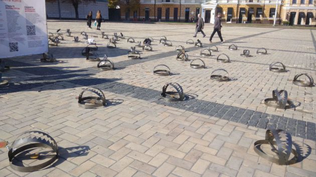 У центрі Києва встановили майже сотню капканів під час акції «В’язні Кремля»