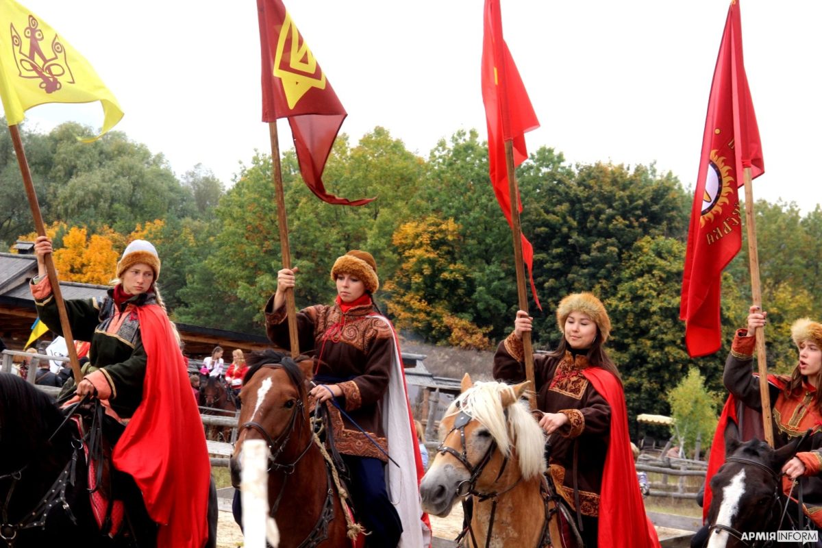 «Вольтаж», «Стійка», «Піраміда»: кінні каскадери України підкорюють «Київську Русь»