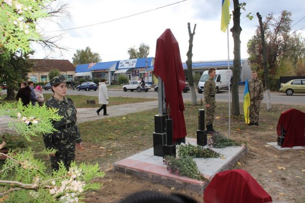 На Чернігівщині відкрили стелу «Захисникам України»