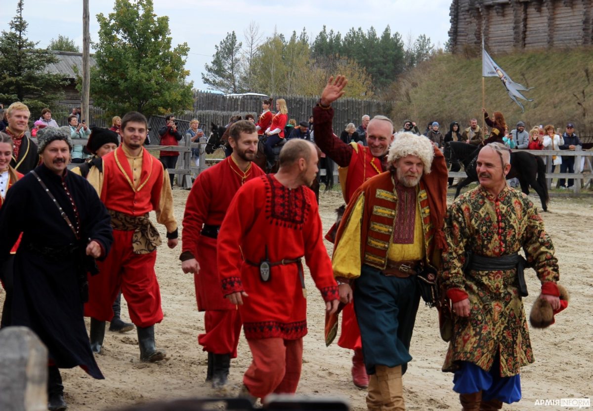 «Вольтаж», «Стійка», «Піраміда»: кінні каскадери України підкорюють «Київську Русь»
