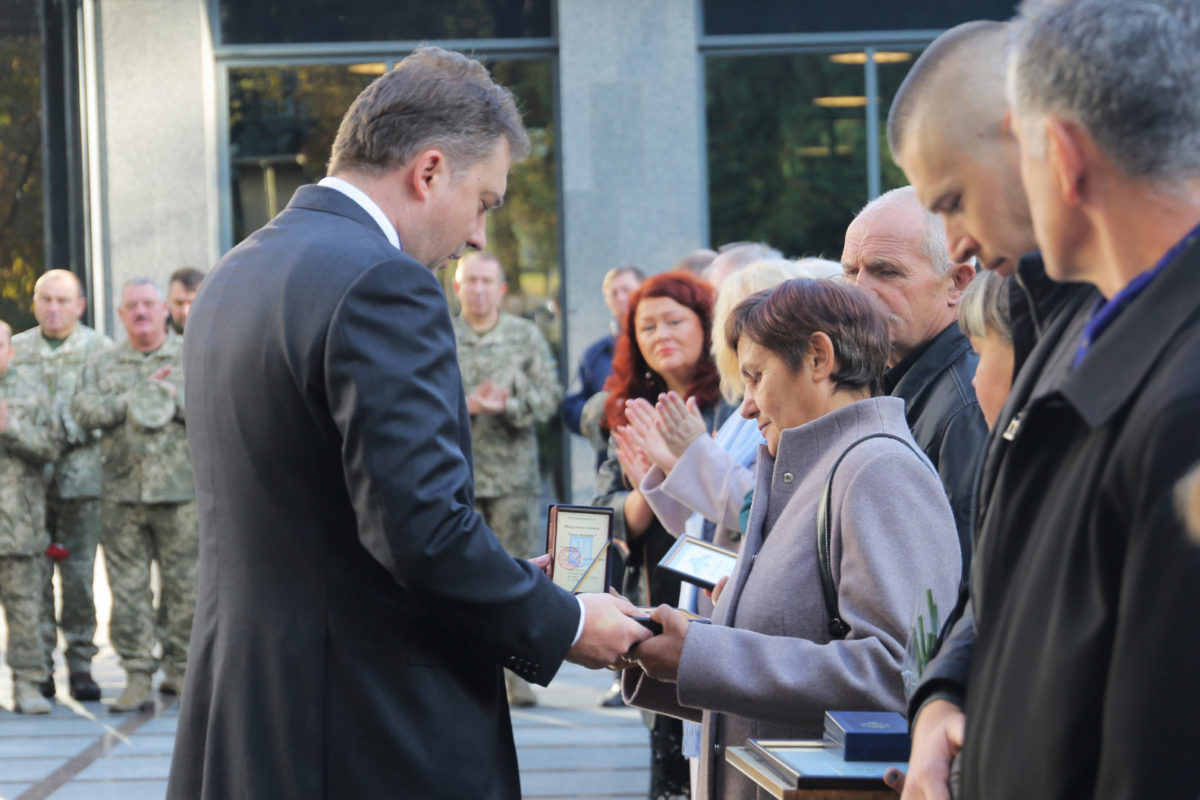 Міністр оборони нагородив відомчими відзнаками батьків загиблих Українських захисників
