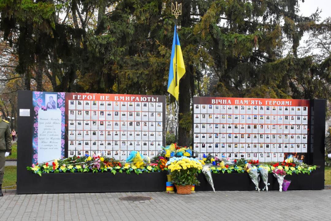 Квіти і шана полеглим на Донбасі чернігівським воїнам