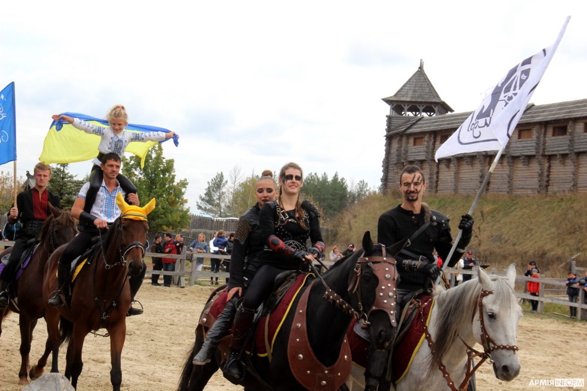 «Вольтаж», «Стійка», «Піраміда»: кінні каскадери України підкорюють «Київську Русь»