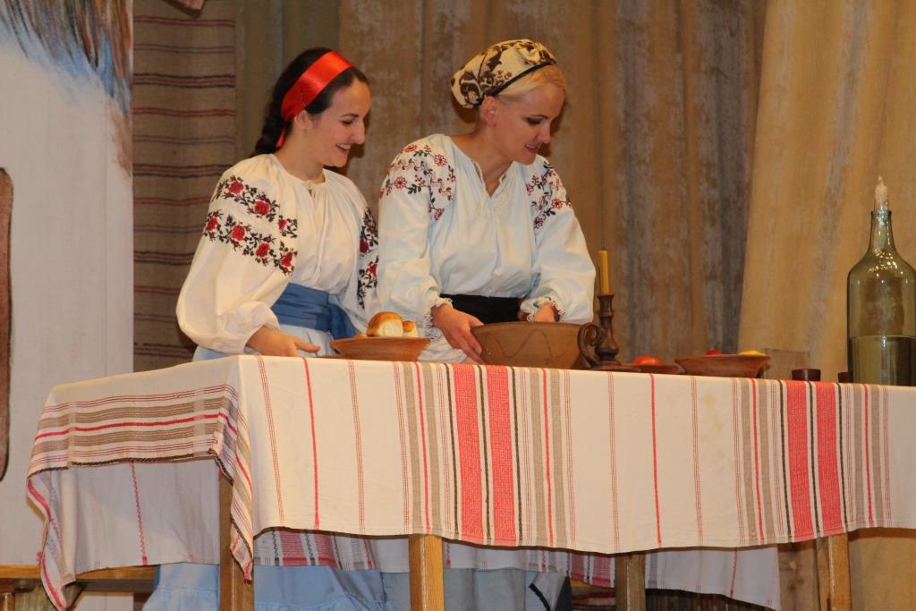 Сміх і сльози, оплески і захоплення глядачів та неперевершена талановита гра акторів-ветеранів: так пройшла вистава «Сто тисяч» у Вінниці