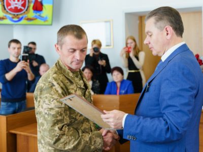 У Вінниці пораненому піхотинцю подарували сертифікат на придбання авто