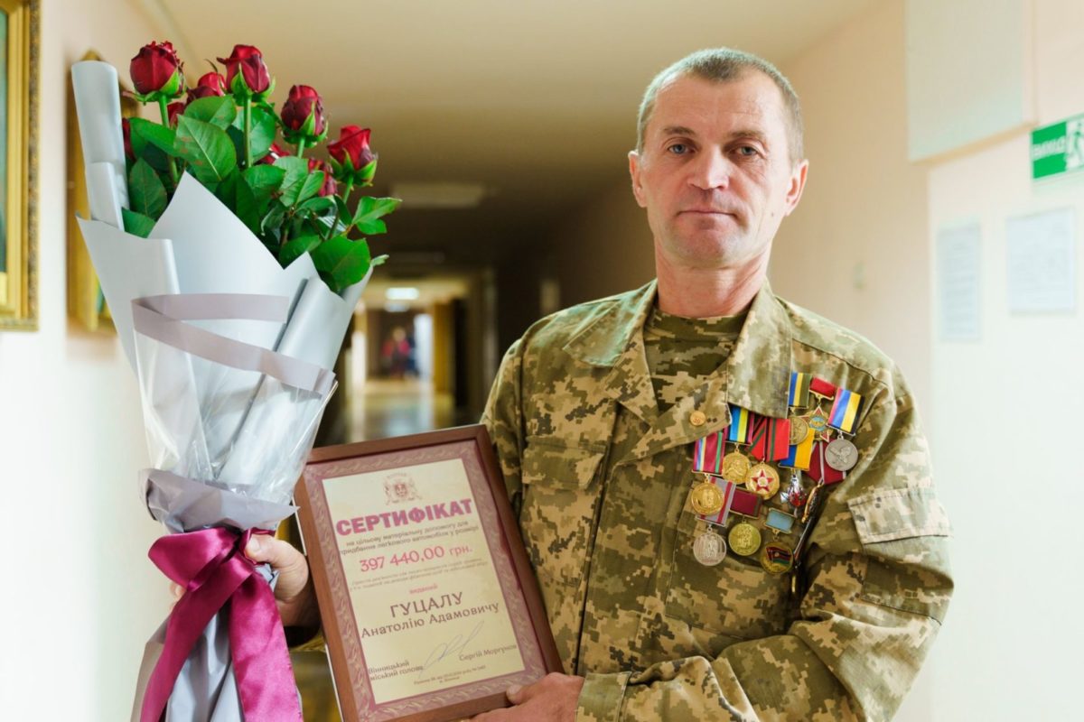 У Вінниці пораненому піхотинцю подарували сертифікат на придбання авто