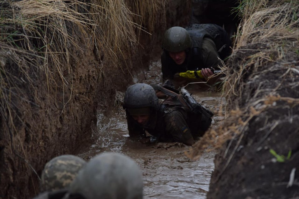 Морські піхотинці подолали смугу перешкод на право носити штормовий берет