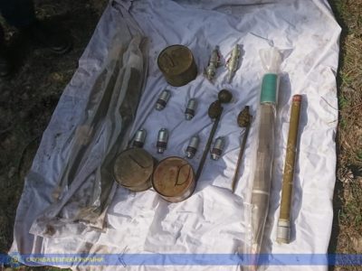 У різних регіонах України СБУ виявила схрони з військовими засобами ураження