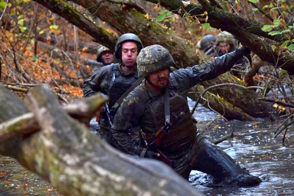 Морські піхотинці подолали смугу перешкод на право носити штормовий берет