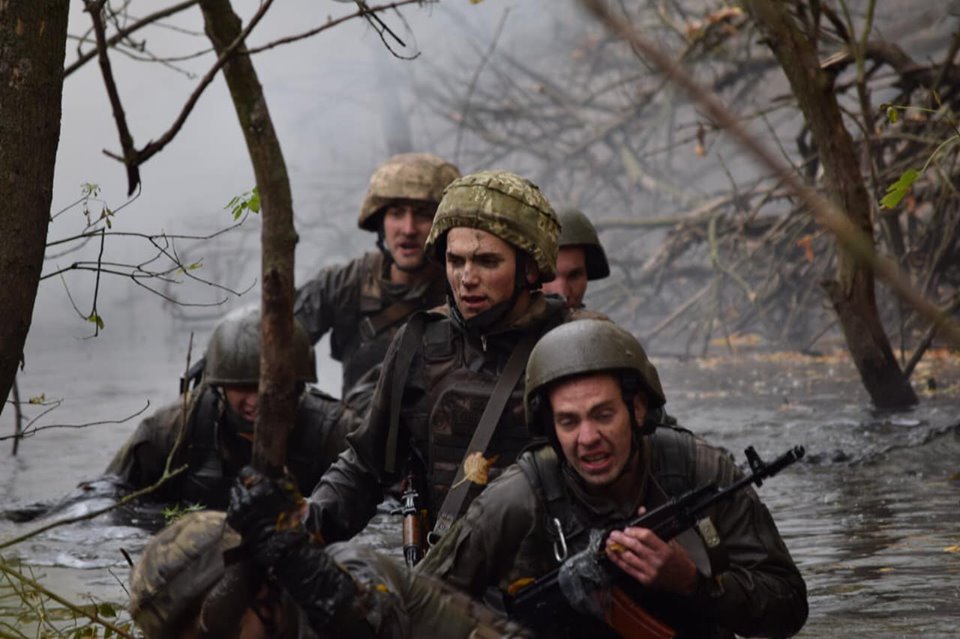 Морські піхотинці подолали смугу перешкод на право носити штормовий берет