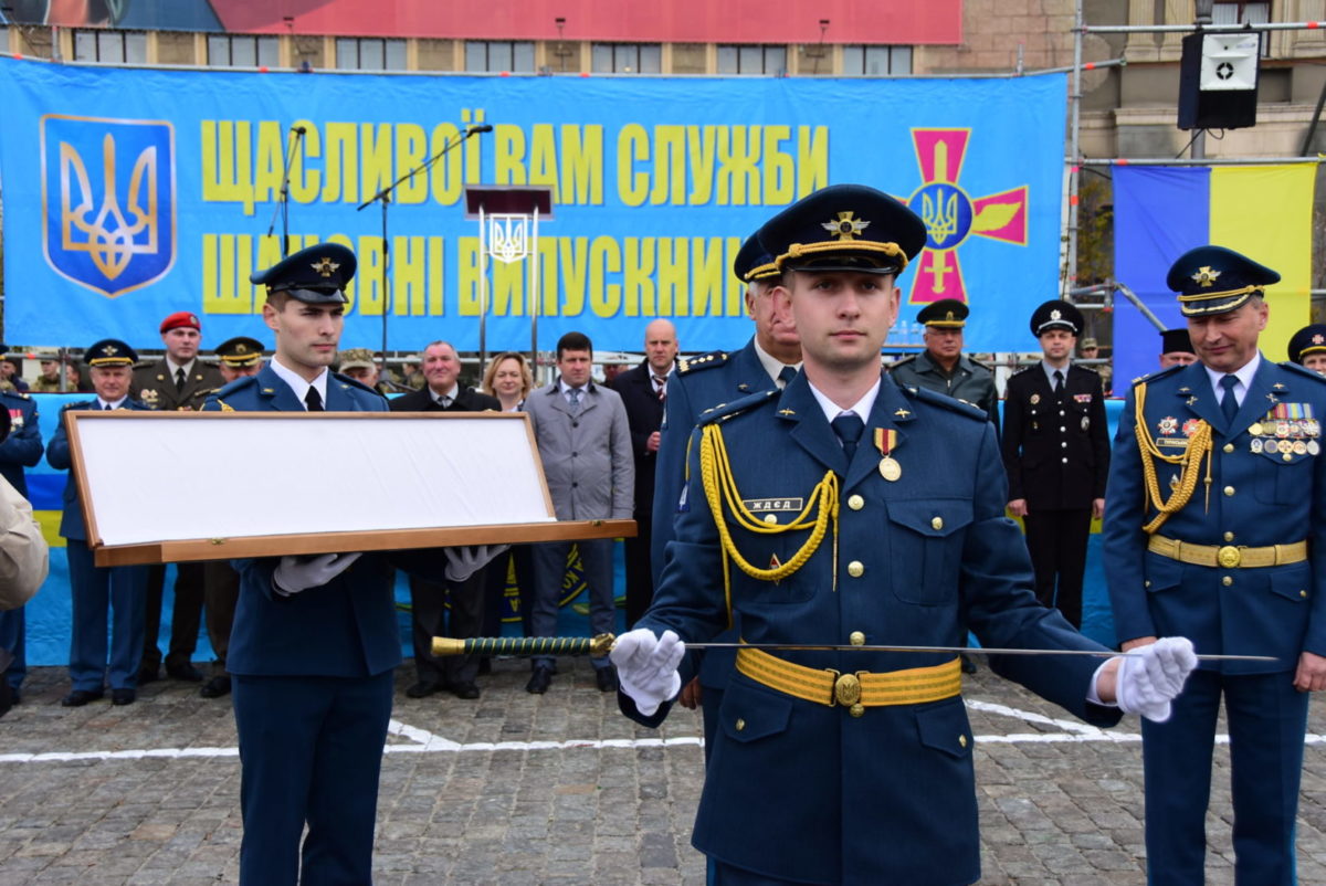 Унікальний випуск лейтенантів льотних спеціальностей у Харкові