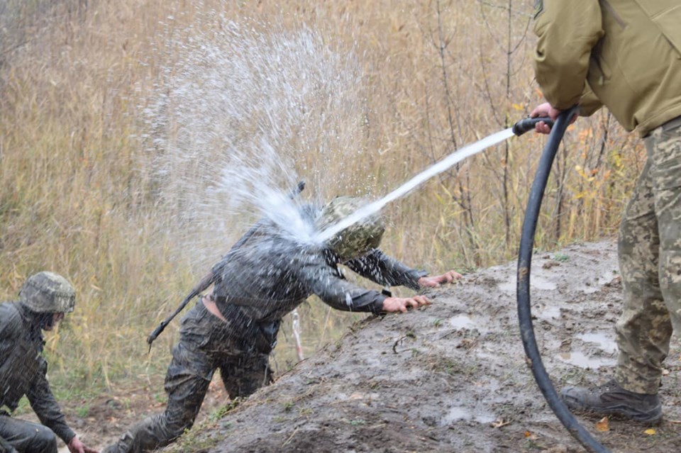 Морські піхотинці подолали смугу перешкод на право носити штормовий берет