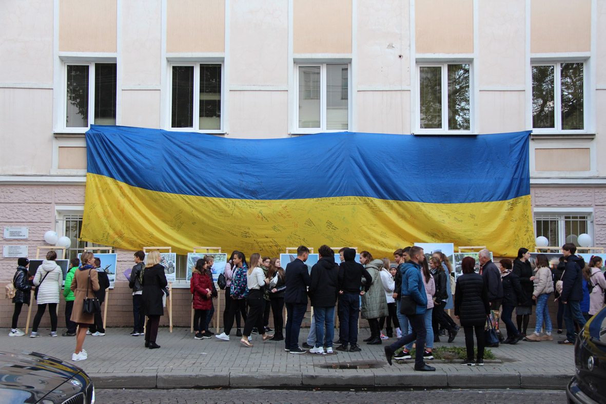 Більше 150 школярів відвідади Львівський центр надання послуг учасникам бойових дій та подякували своїм захисникам
