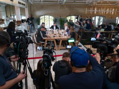 Питання миротворців на Донбасі порушать на «нормандській зустрічі» — Президент  