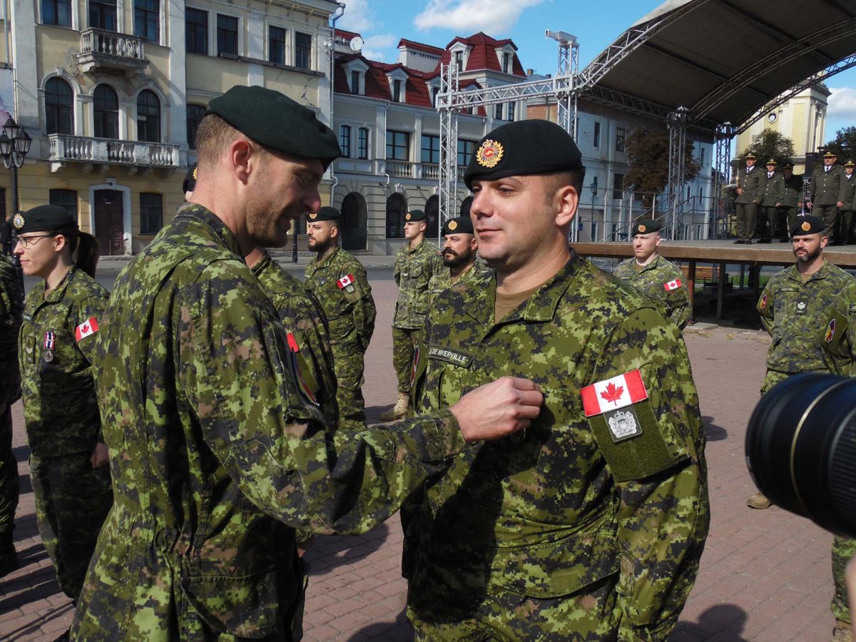 У Кам’янці-Подільському відбувся Парад медалей на честь військових інструкторів-саперів із Канади
