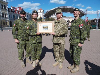У Кам’янці-Подільському відбувся Парад медалей на честь військових інструкторів-саперів із Канади