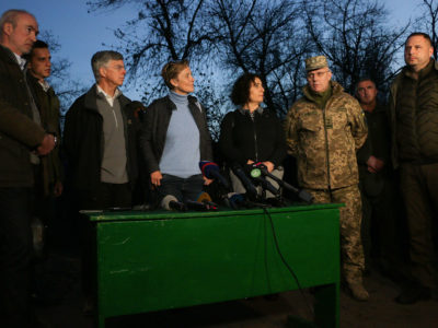 Закордонні посли у Золотому переконалися, що Україна виконує домовленості  