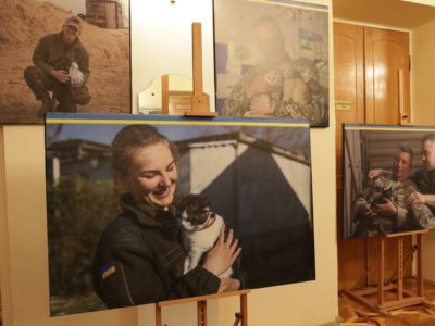 Військовий капелан презентував власну фотовиставку про бійців та їхніх тварин «Фронтові друзі»  