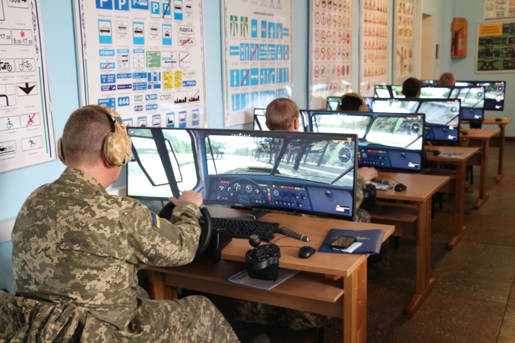 Водінню техніки в умовах обстрілу навчають на автомобільних тренажерах із віртуальним сприйняттям