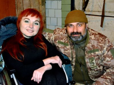 Волонтерка-візочниця Оксана Радушинська їздить на полігони і на війну  