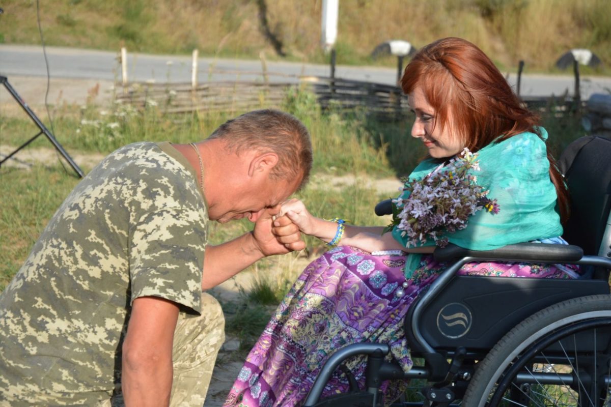 Волонтерка-візочниця Оксана Радушинська їздить на полігони і на війну