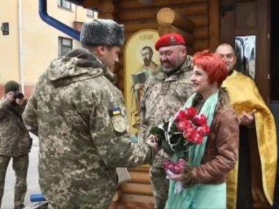У Тернополі повінчались волонтерка та офіцер ЗСУ  