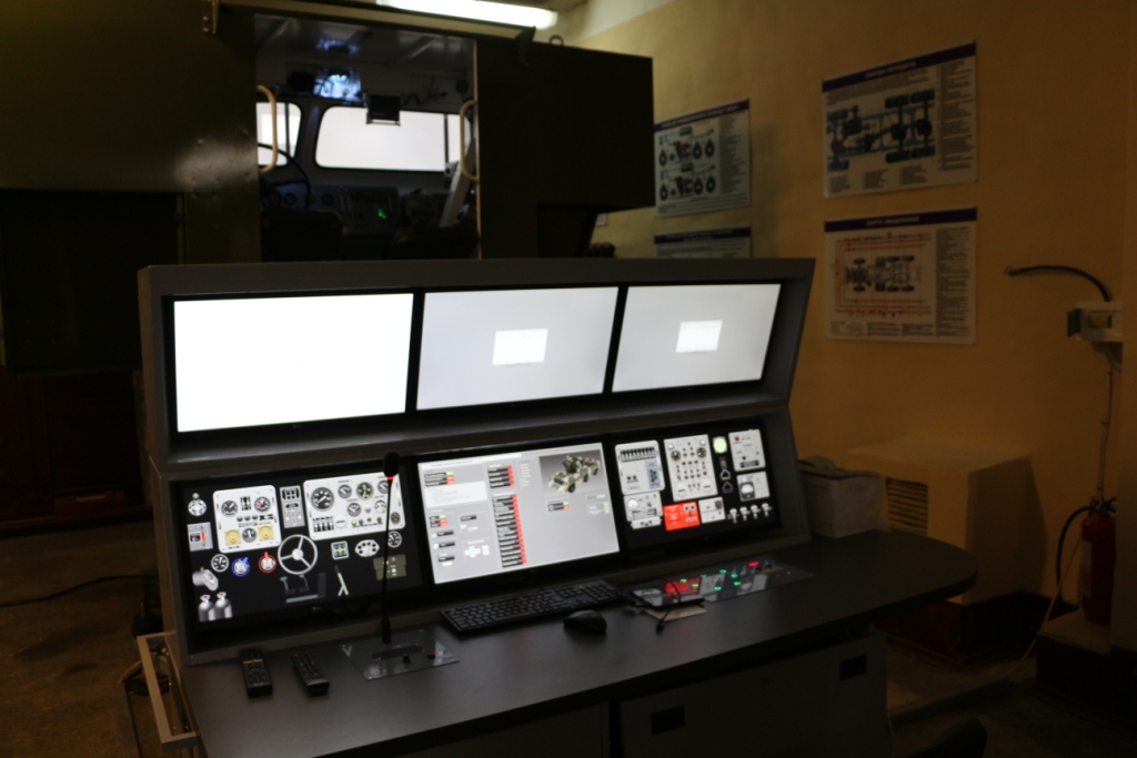 Водінню техніки в умовах обстрілу навчають на автомобільних тренажерах із віртуальним сприйняттям