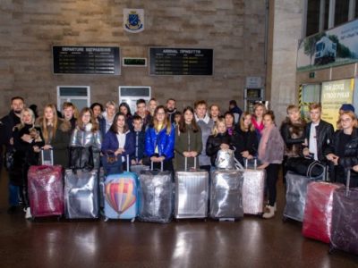 Діти переселенців та загиблих АТОвців із Дніпропетровщини поїхали на навчання до Литви   
