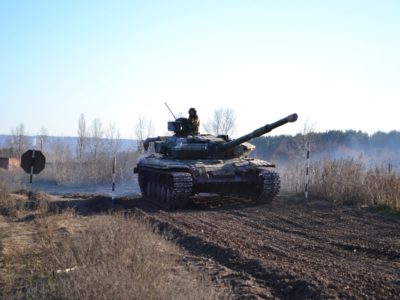 Курсанти-танкісти подолали природні та штучні перешкоди на танку Т-64Б  