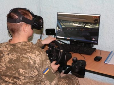 Водінню техніки в умовах обстрілу навчають на автомобільних тренажерах із віртуальним сприйняттям