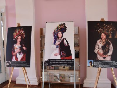 «Сильні духом. Мами» – в Чернігові діє виставка фотопортретів матерів загиблих героїв з усієї України  