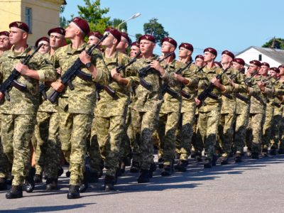 «Завжди перші!»: Україна вітає десантників  