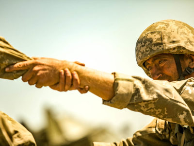 «Добрий брат» знову простягає руку підтримки  