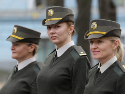 Капелюх на кшталт натовського, але з українським мотивом носитимуть пані офіцери  