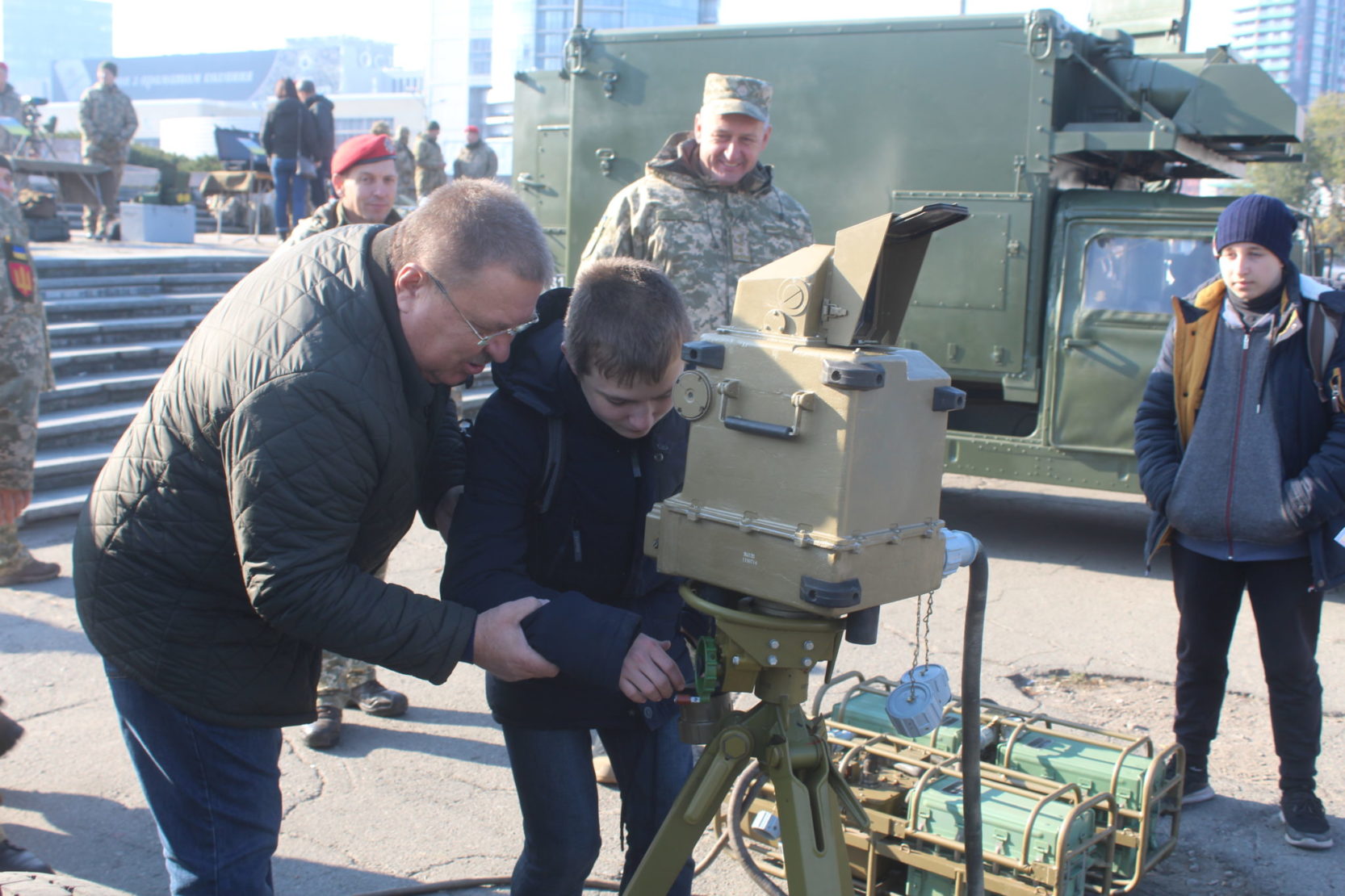 Артилеристи та військові інженери представили дніпрянам зразки свого озброєння та військової техніки