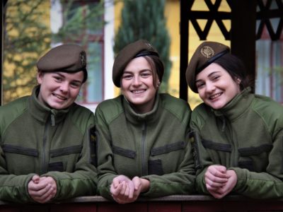 Армійський «піксель» затьмарив барвисту  сукню  