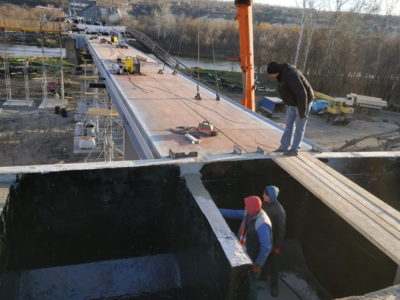 Станиця Луганська: триває зведення зруйнованого мосту  