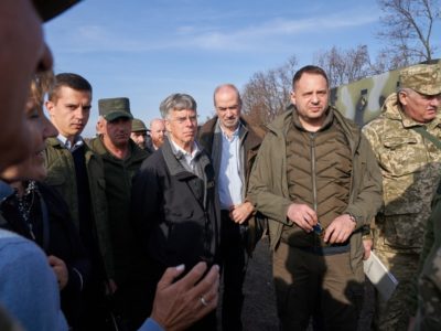 Помічник Президента України Андрій Єрмак і посли іноземних держав відвідали Золоте та Петрівське  