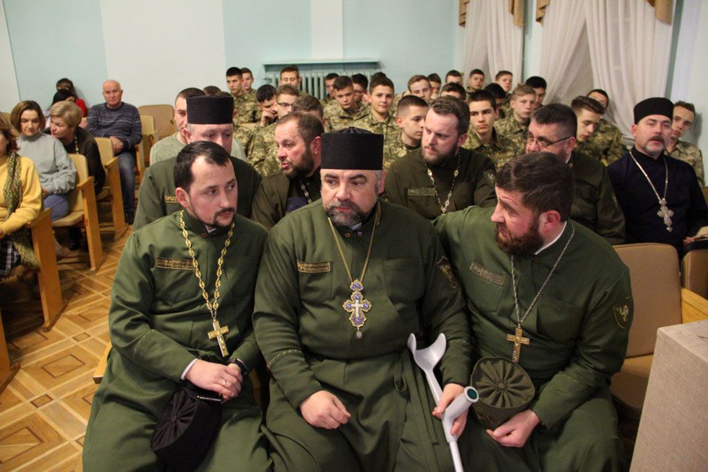 «Капелани на службі Богу і Україні». Книга про тих, хто рятує душі людей