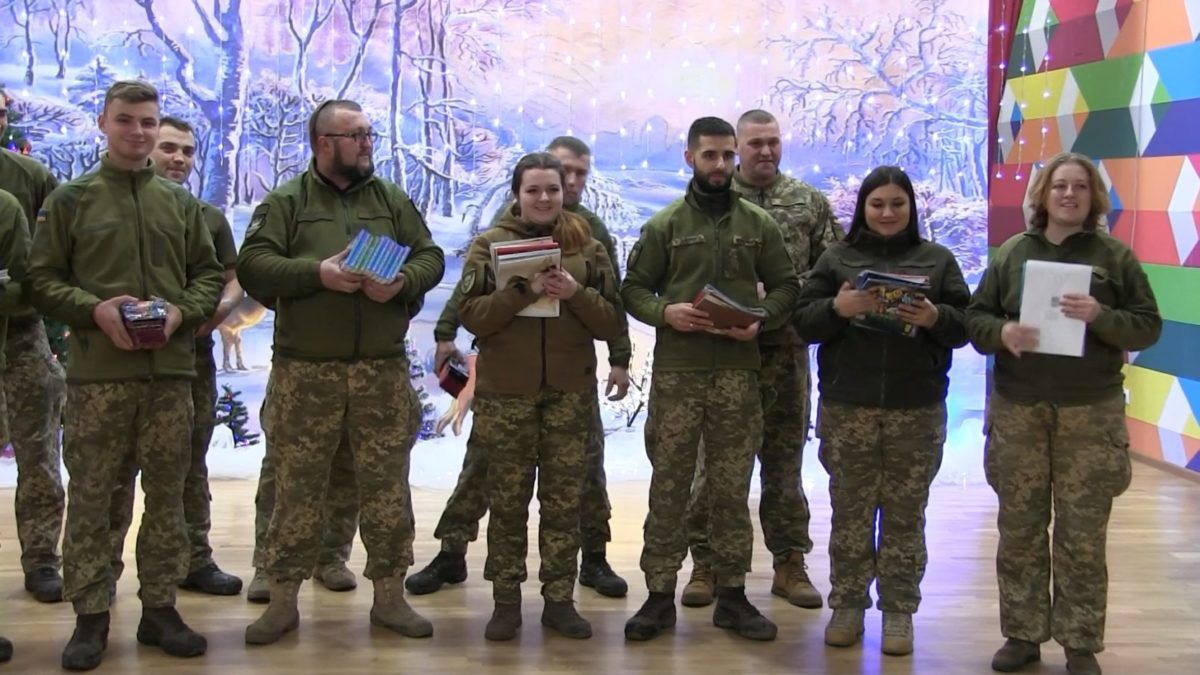 Військові влаштували свято Миколая для дітей прифронтової школи-інтернату
