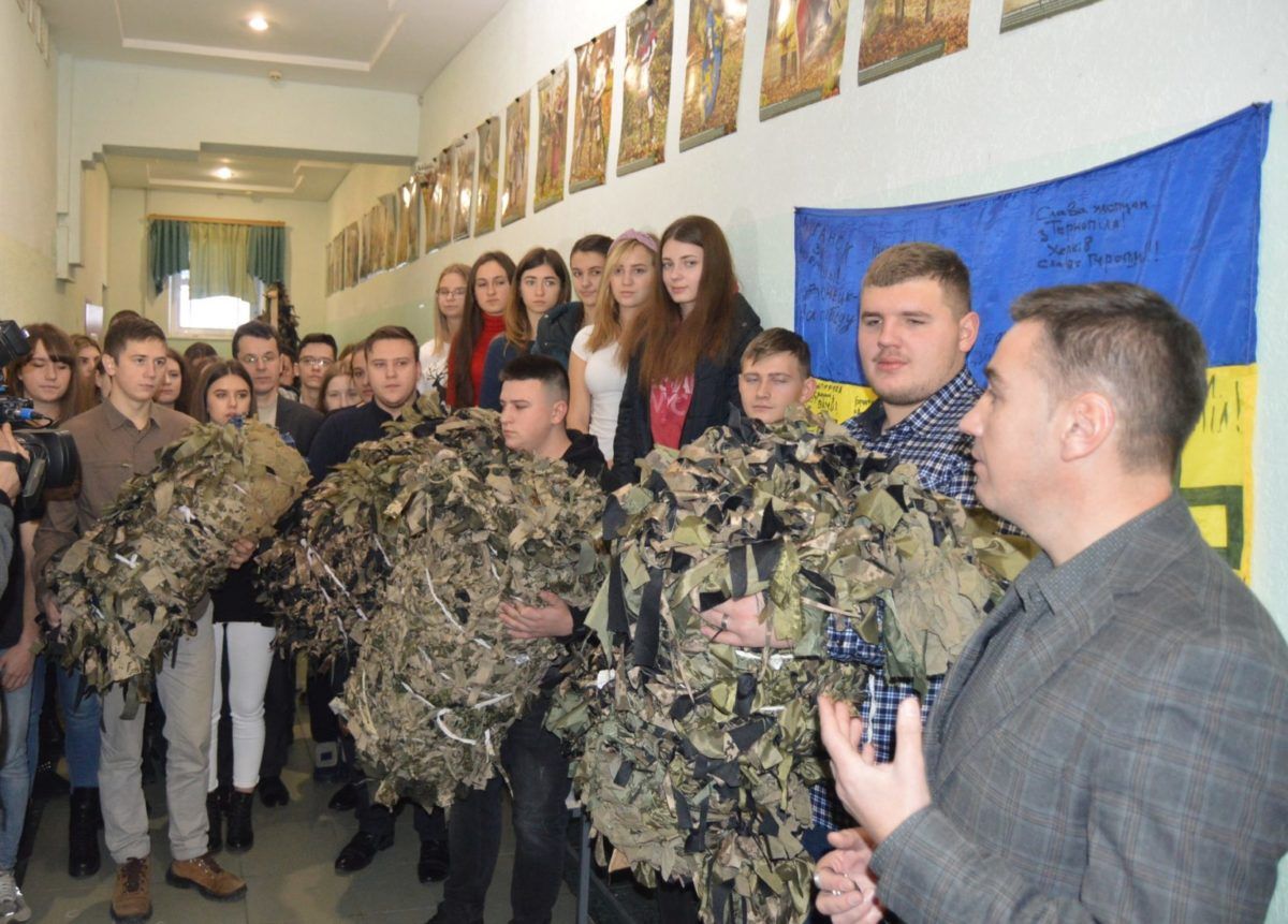 Тернопільські артилеристи отримали маскувальні сітки від студентів-волонтерів