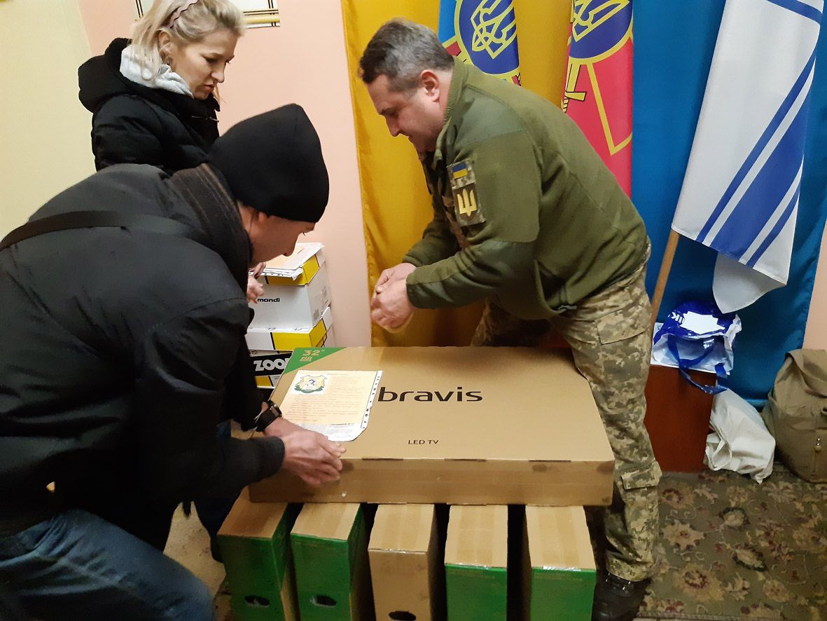 Будуть під ялинкою у бійців в окопах і домашні голубці, і вареники – волонтерський «Різдвяний десант» вирушає на «нулі»