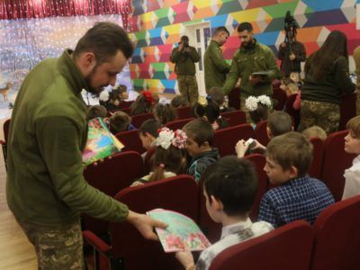 Військові влаштували свято Миколая для дітей прифронтової школи-інтернату  