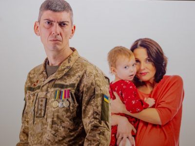 «Заради них» — до Дня Святого Миколая відкрили фотовиставку, присвячену дітям ветеранів АТО  