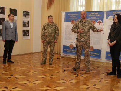 У Києві відкрилася фотовиставка за участю АрміяInform «Одна війна – одна нація – два погляди»  